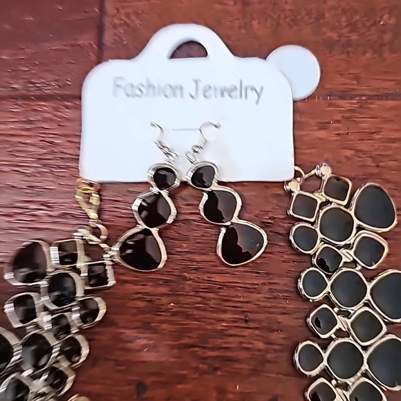 Fashion Jewelry Scattered Stone Necklace and Earing Set - Picture 4 of 4